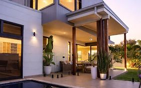 Heated Pool, Pet Friendly, Park Across The Road, Walk To Cafes